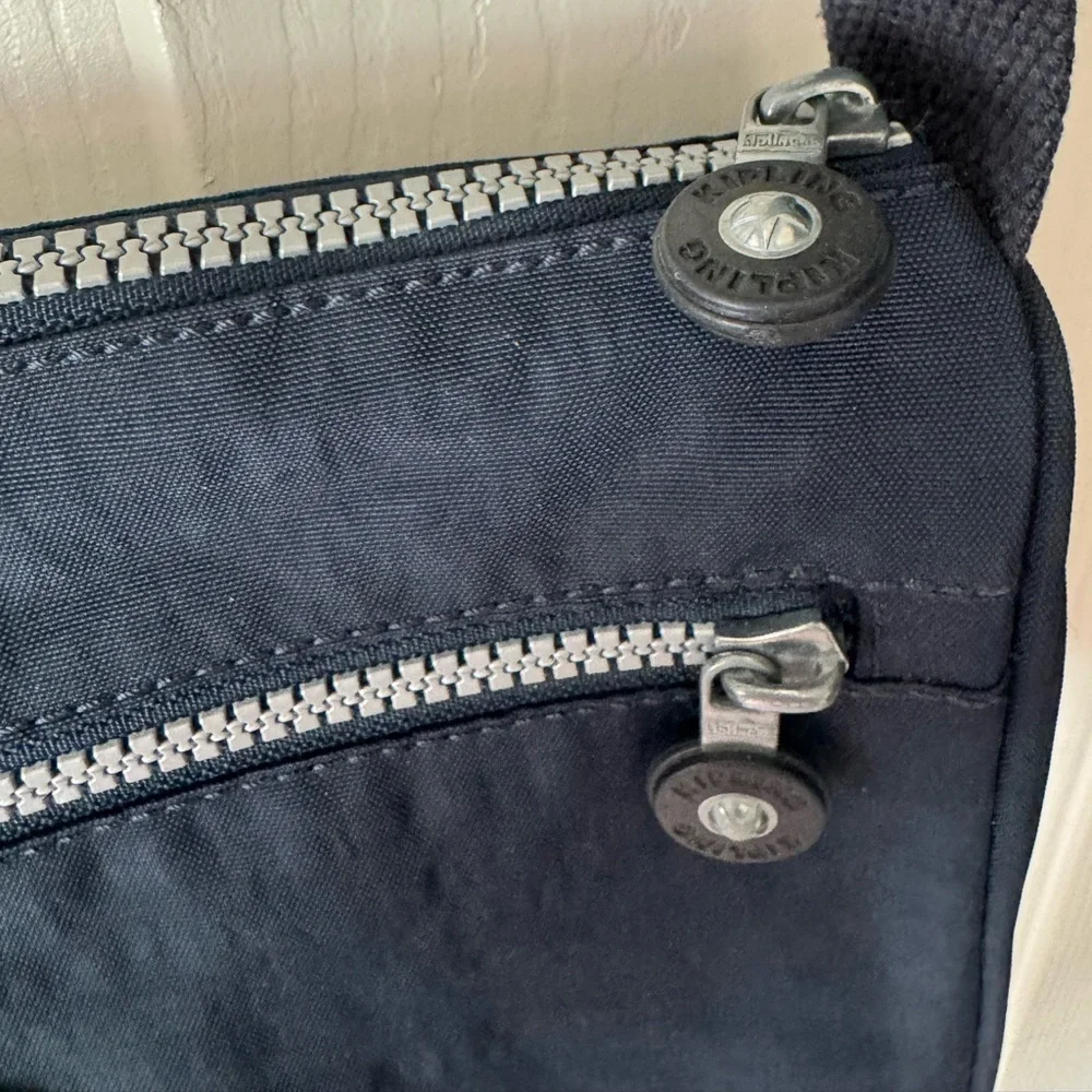 Kipling Callie Crossbody Bag - Navy with Silvertone Hardware. 
Great Bag! 💙🩶 - Picture 11 of 12